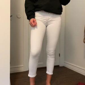 Vita jeans. - Vita supersnygga jeans från Filippa K! Jeansen kan användas både till vardags och till finare tillställningar. Använda ett fåtal gånger och i gott skick. Storlek XS.