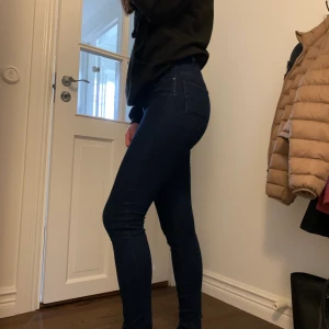 Mörkblåa jeans. - Mörkblåa jeans i toppskick. Perfekta att använda i vardagen. Jensen är extremt töjbara, vilket gör att du kan gå ner i en storlek. Använda ett fåtal gånger. Storlek 23 i midjan och 30 i längden.