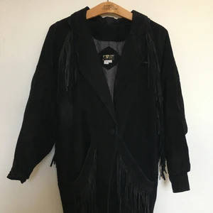 1970s SVART MOCKAJACKA MED FRANSAR 💗 - Svart mockajacka med fransar från tiden. Perfekt till hösten! Märkt som storlek M men oversize i storleken. Någon frans har gått av. 250 kr plus porto. 💗