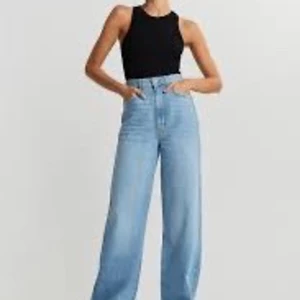 Vida jeans  - Säljer dessa Idun wide jeans från ginatricot fast i svart, super fina och oanvända, lapparna är kvar. Perfekta vida jeansen. Säljer då de tyvärr är försmå för mig. Nypris 499kr. Frakt tillkommer