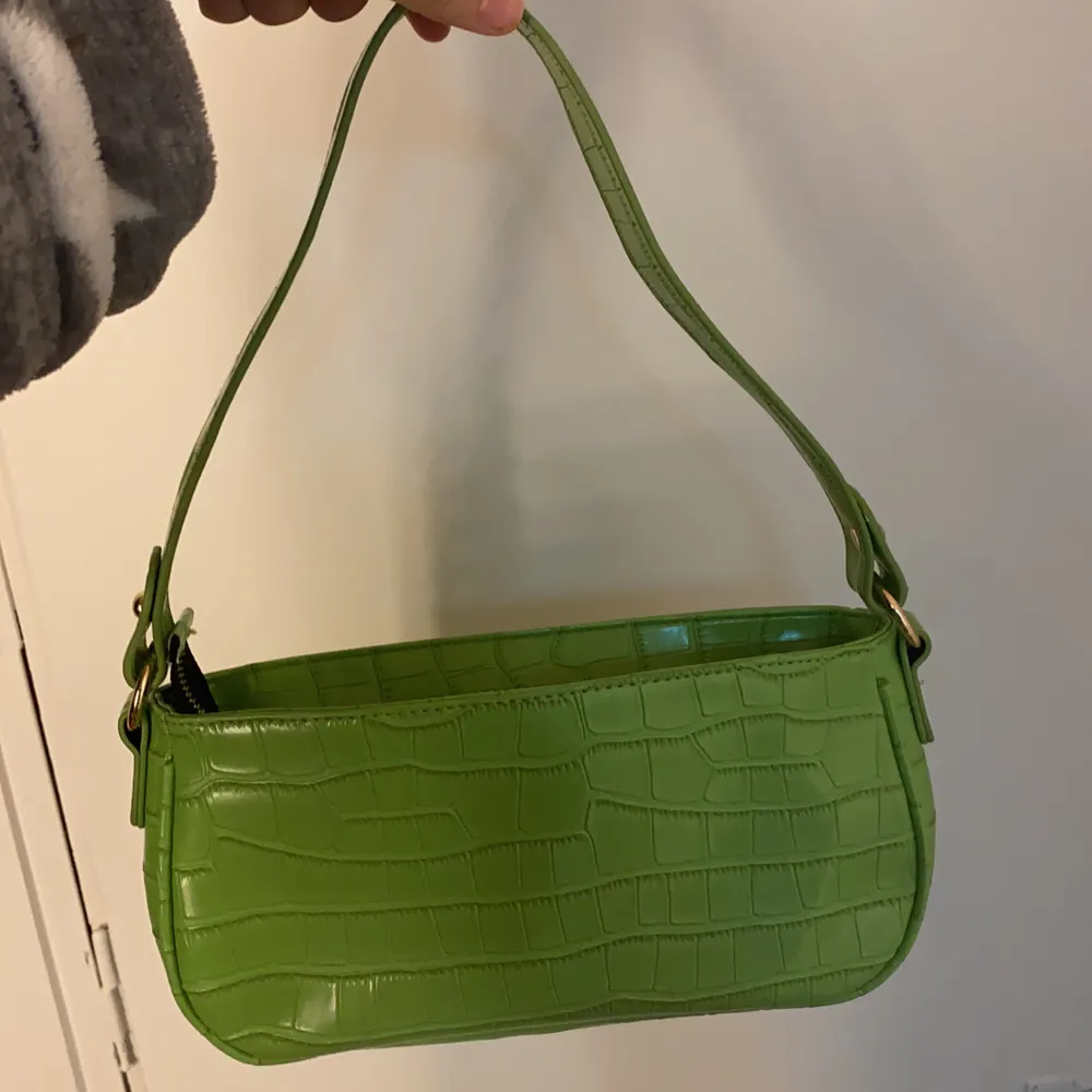 Grön liten väska med guld detaljer ifrån SHEIN, aldrig använt. Säljs för 90kr (om man kan mötas upp). Väskor.