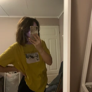 Tshirt sweet sktbs - gul tshirt som är oversized, använd några ggr💞