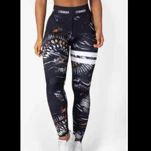 Stronger tights - Säljer mina träningstights ifrån stronger då jag inte använder dem. Storlek S men passar xs/m också då dem är väldigt stretchiga. Nypris 799kr, säljer för 400