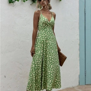 Klänning  - En lång klänning i grön. Har aldrig använt den. Pris går att diskutera. Skriv om ni har några frågor 😊