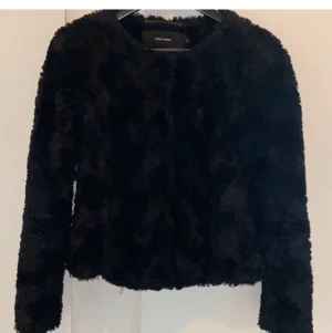 Fin pälsjacka! - Nästan aldrig använd pälsjacka med knäppen. Passar som fest jacka eller bara i vardagen. Riktigt mysig. Mer som S i strl