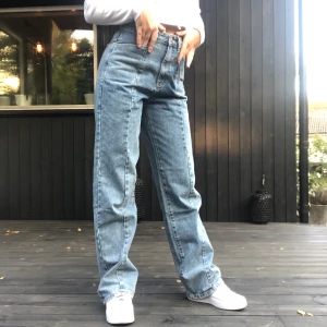 Jeans - Supersnygga jeans i en väldigt mordern och cool modell som är höga i midjan och perfekt i längd för mig som är 169💕🎉 säljer dessa helt oanvända då jag beställde en storlek för stort🥰 hör av dig om du är intresserad