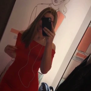 Orange/röd off shoulder klänning - Tajt fin off shoulder klänning som framhäver ens former jätte fint! 