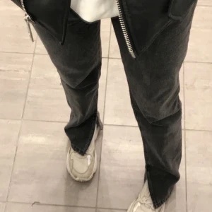 Gråa byxor  - Säljer mina trendiga gråa slits byxor från zara som är slutsålda i storlek storlek 36, min längd: 170cm  