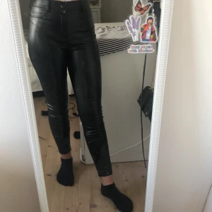 Lack byxor från Zara - Säljer ett par skit snygga lack byxor från Zara i storlek S, pga att dessa inte kommit till användning💕