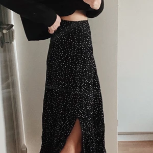 Kjol från asos  - Prickig kjol från asos. Har tagit in den lite i midjan men säljer eftersom att den fortfarande är för stor. Slutsåld på asos hemsida.  Nypris 215kr