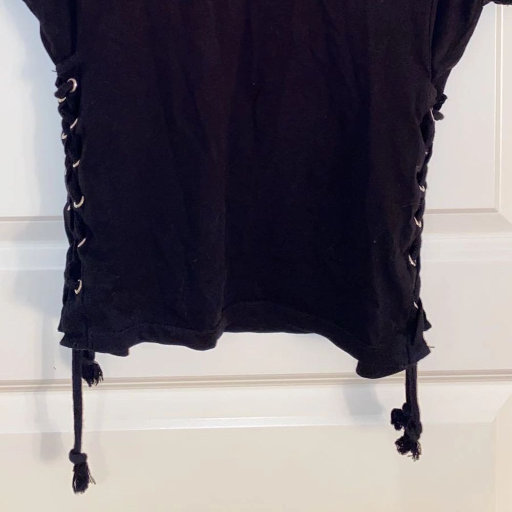 Superfin t-shirt från Gina tricot med knytning på båda sidor, storlek xs! Det går att spänna upp på sidorna beroende på hur tajt man vill att den ska sitta, så skulle även säga att den passar S. Endast använd en gång. Köpte för flera år sen så säljs inte längre🥰 fint skick!!!!. T-shirts.