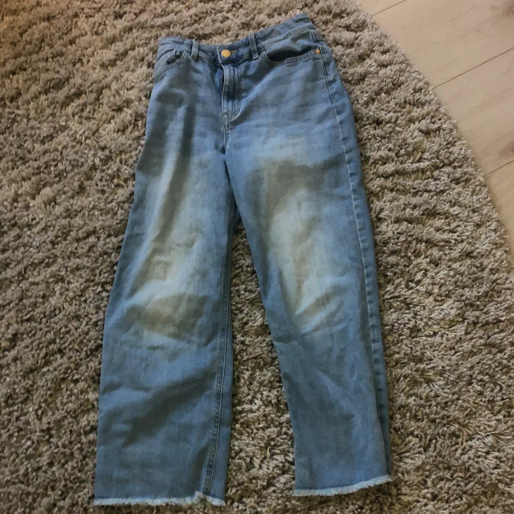 Blå utsvängda jeans från Lindex. Jeans & Byxor.