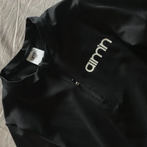 Träningströja strl xs - INTRESSEKOLL!!! Säljer denna skitsnygga träningströjan från AIMN! Använd 1 gång, nyskick! Superskön till träning men även vardag 😍 nypris: ca 500kr. Säljs för 250kr, köparen står för frakt
