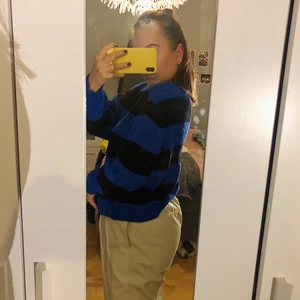 Blå/svart stickad tröja - Utan tvekan den skönaste stickade tröjan jag äger, inte stickig över huvud taget🦋 Svart och blå, den verkliga färgen på tröjan syns mer på andra bilden 💖