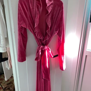 Rosa morgonrock  - Super snygg lång morgonrock köpt på twilfit för 999kr, använd kanske 5 gånger mesta dels legat o garderoben. 