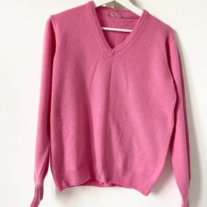 Rosa v-ringad lammull jumper  - Nyskick, tröja passar xs-s! Högsta budet vinner! 