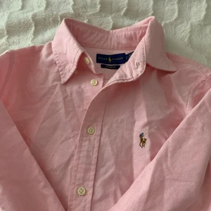 Ralph Lauren skjorta strl s - Ljusrosa Ralpf Lauren skjorta i storlek small (ÄKTA.) Fin att ha öppen med linne under och som den är💕 Inga tecknen på användning. Bara att buda <3