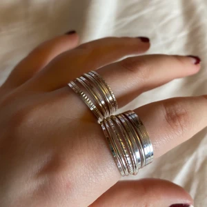 RINGPACK!!! - 16 ringar som säljs i PACK!! Alltså endast tillsammans. Storlekarna är ca L-XL. Silvriga (ej äkta silver). Olika skick, vissa är bra andra är hyfsat. 40 kr + 11 kr frakt! 