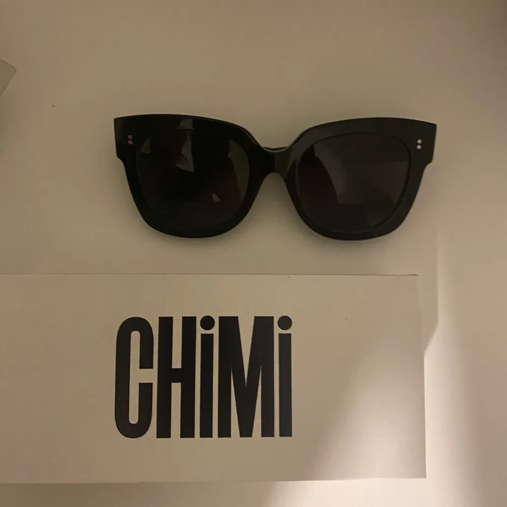 Solglasögon från märket chimi eyewear i modellen Berry 008. Köpta för ca 1 år sedan från Nelly.com och sparsamt använda. Fint skick! Kan tänka mig gå ner i pris vid snabbare affär!. Accessoarer.