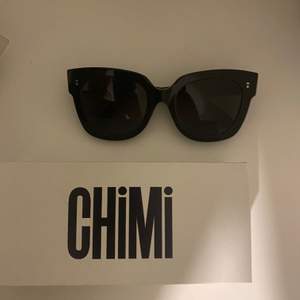 Solglasögon från märket chimi eyewear i modellen Berry 008. Köpta för ca 1 år sedan från Nelly.com och sparsamt använda. Fint skick! Kan tänka mig gå ner i pris vid snabbare affär!