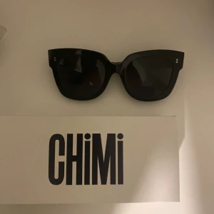Chimi eyewear solglasögon - Solglasögon från märket chimi eyewear i modellen Berry 008. Köpta för ca 1 år sedan från Nelly.com och sparsamt använda. Fint skick! Kan tänka mig gå ner i pris vid snabbare affär!