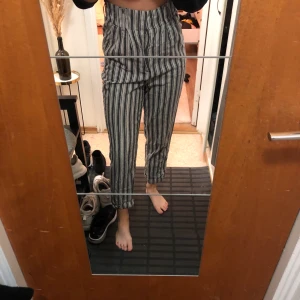 Randiga kostymbyxor - Snygga, bekväma, randiga kostymbyxor. Använda fåtal gånger. Strl. 34