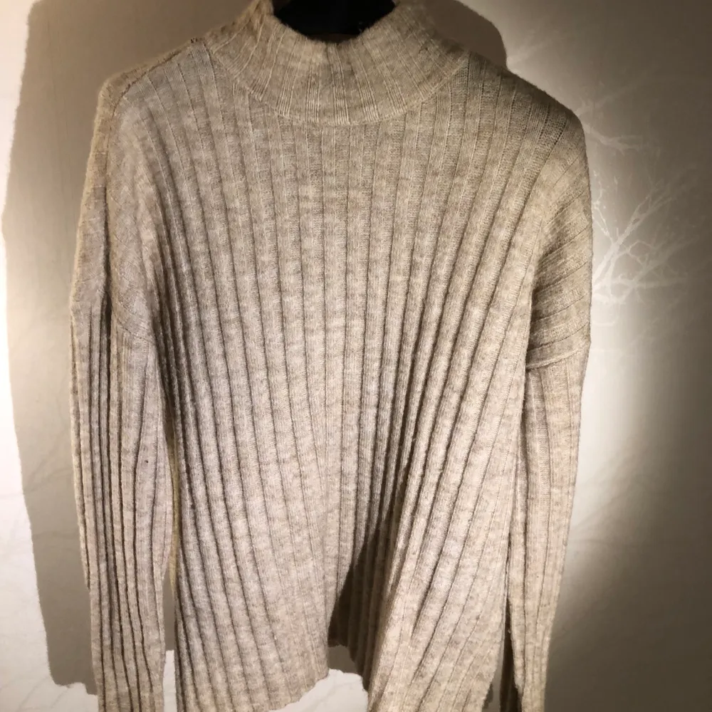Mjuk och varm stickad tröja från Pieces, köpt på Vero Moda. Strl S men passar XS för oversized fit.. Tröjor & Koftor.
