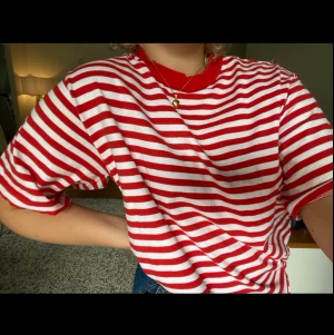 Monki lite oversized t-shirt - Super go röd färg och ett fint skick. Har används endast ett fåtal gånger pga: ingen aning, de bara blev så haha. Det är skugga som syns på bilden, inte smutts (tröjan är fläckfri).