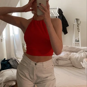 röd top😍❤️ - röd maskinsydd topp utav ett linne köpt second hand! inte genomskinligt!❤️👏🏻 passar XS/S/M bäst! (går att knyta som man vill ha den!)