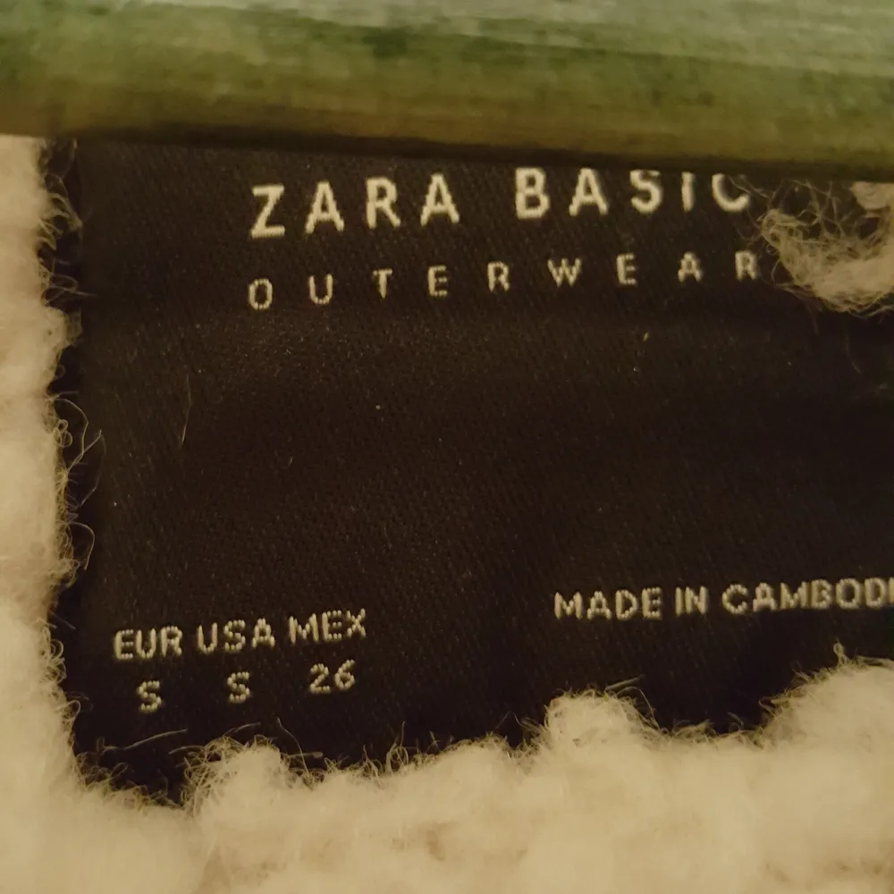 Snygg vinterjacka från Zara i bikermodell storlek S. Säljes då den tyvärr är en aning för stor för mig. Den är i fint skick :) ✨. Jackor.