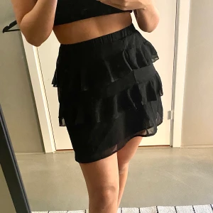 Volangkjol - Säljer denna jättefina kjolen från Pretty Little Thing, knappt använt den så den e som ny!🥰 Kan mötas upp i Stockholm annars står köparen för frakt! ⭐️