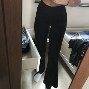 Vida byxor strl xs - Säljer dessa supersköna byxor från Gina tricot i storlek xs! Dessa är ”petite” och passar alltså mig som är 1,60 och xs/s i kläder! Sparsamt använda, men jättefint skick! Säljs för 50kr, frakt tillkommer