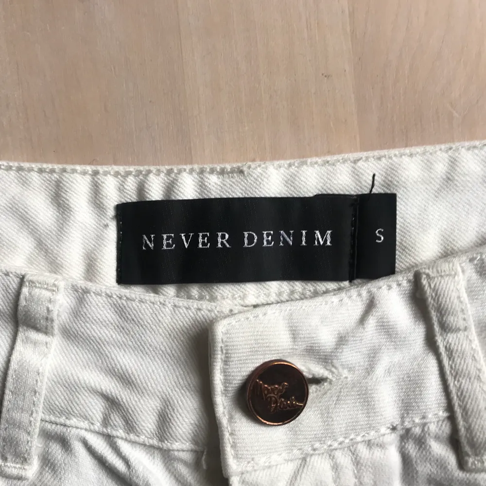 Säljer mina vita jeans från NEVER DENIM pga för små! Breda hela vägen och knappar som stänger! 💓. Jeans & Byxor.
