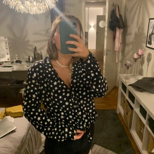 Zara blus - Säljer denna superfina blus med vita stjärnor på från zara, super bra skick! Kan både frakta och mötas❤️❤️