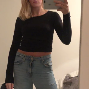 Svart långärmad  - Basic svart tröja, passar till det mesta. Klippt bort lappen men skulle gissa på att den är s/m⚡️