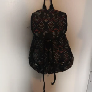 Ryggsäck  - En ryggsäck som är använd fåtal gånger, ett stort fack med två små fack utanpå. 100kr +frakt. 