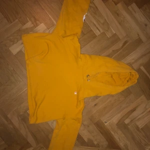 Champion crop hoodie  - Aldrig använd gul champion tröja i strl M. Mjukt material på insidan