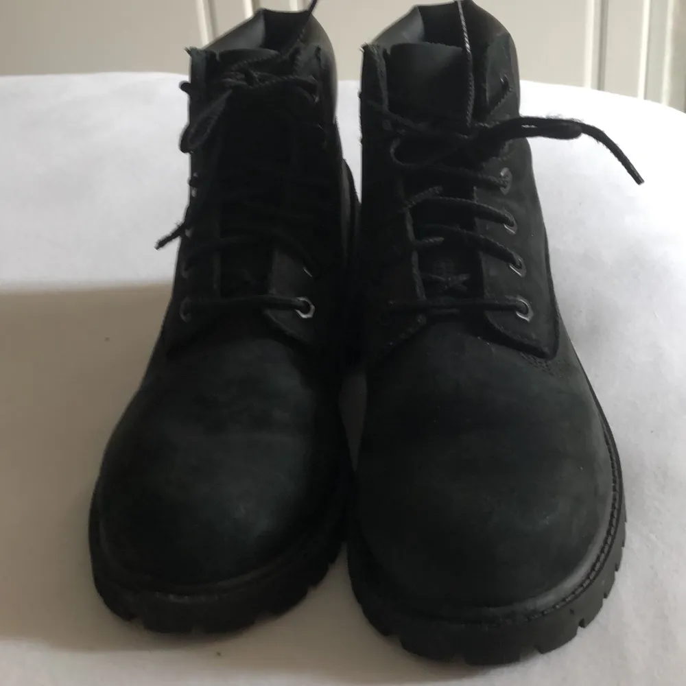 Timberland låga svarta skor i storlek 34. Passar perfekt till vintern! Skorna är i ganska bra skick och väl omhändertagna.. Skor.