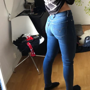 Levi’s jeans - Levi’s jeans i bra skick. Använda fåtal gånger förra vintern. Sitter som en smäck och har stretch i sig. De är i modellen mile high och storlek 26