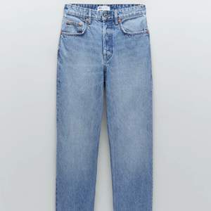 Blå jeans från Zara med raka ben. Ankel jeans så slutar precis vid ankeln och är i en avklippt modell. Storlek 40. Fint skick, bara använda 1 gång då de var fel storlek för mig. Nypris 359kr säljer för 100kr.