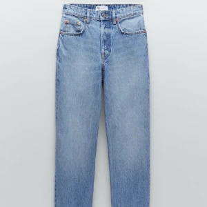 Zara hi rise straight  - Blå jeans från Zara med raka ben. Ankel jeans så slutar precis vid ankeln och är i en avklippt modell. Storlek 40. Fint skick, bara använda 1 gång då de var fel storlek för mig. Nypris 359kr säljer för 100kr.