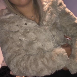 Pälsjacka från Vero Moda storlek S - Snygg och mysig pälsjacka från Vero Moda i storlek s. Köpt för 2 årsen knappt använd, i fint skick.