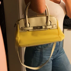 Y2k väska - jättesöt handväska, y2k vibes, har haft den sen jag var barn och såg den när jag gick genom mina gamla saker. Väldigt bra skick!✨💕 