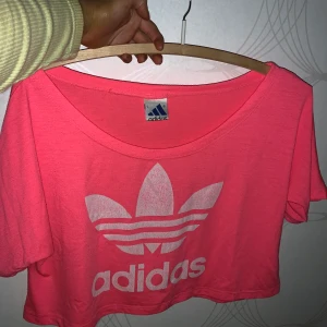 Adidas crop top  - Helt okej skick👍🏼 märket har börjat flagna lite så därför billigt pris, storlek L
