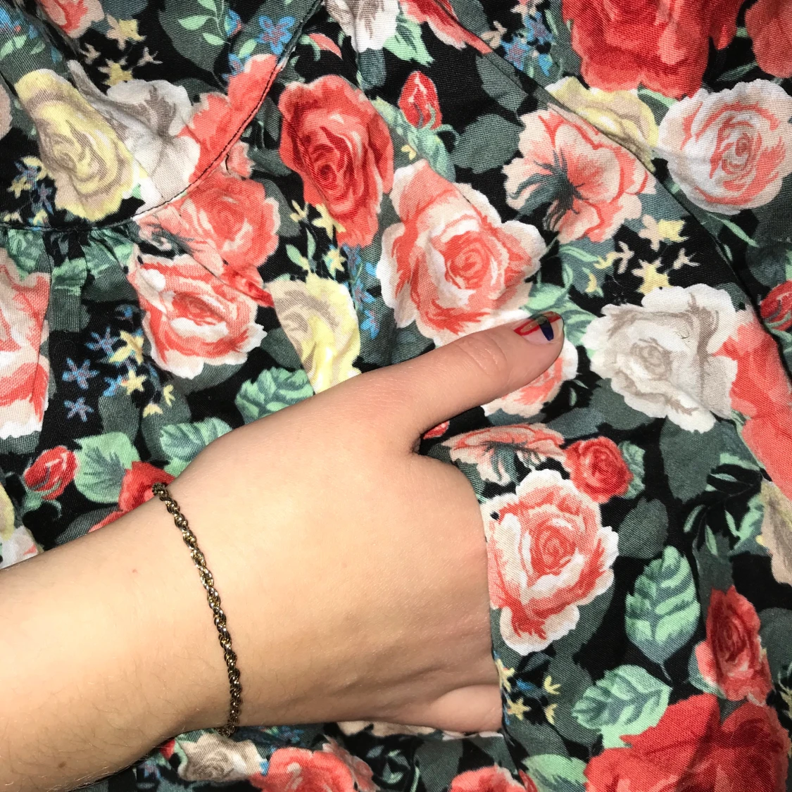 Fin blommig kjol med snygga knappar och fickor.  - 91