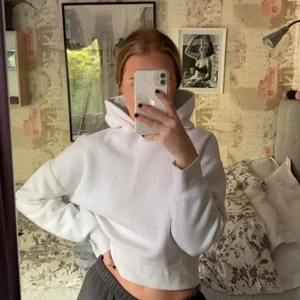 Zara hoodie  - Perfekta vita hoodien från zara! Jätteskön och stor luva💕