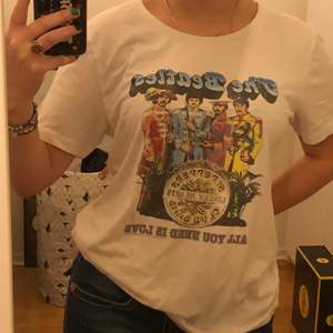 Säljer min älskade Sgt.Pepper’s lonely hearts club band The Beatles t-shirt. Den är naturvit i färgen och ser lite vintage ut men har tyvärr blivit lite nopprig. Fraktar eller möts upp i sthlm:)