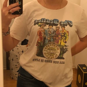 The Beatles T-shirt - Säljer min älskade Sgt.Pepper’s lonely hearts club band The Beatles t-shirt. Den är naturvit i färgen och ser lite vintage ut men har tyvärr blivit lite nopprig. Fraktar eller möts upp i sthlm:)