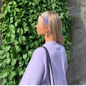 Ganni sweatshirt - Säljer min underbara Ganni sweatshirt i storlek S! köpt för 1800 detta året, använd kanske 3 gånger så nästintill ny! Ljuslila färg och fin kvalite. lite oversized så passar mig som är xs, men skulle passa en M-L också! högst bud vinner❤️❤️och köpare står för frakt❤️