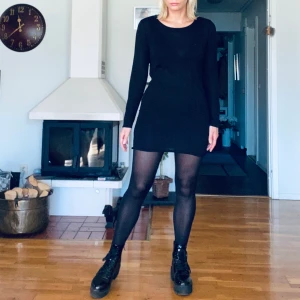 Svart/glittrig klänning - Den lilla svarta klänningen, som alltid är bra att ha i garderoben. Den är pyttelite transparent men synd inte om man har ett par strumpbyxor under. Snyggt med ett par boots till i höst. Kan också användas som en topp om man hellre vill det. Den är använd ett fåtal gånger så i fint skick. GRATIS FRAKT🦋 